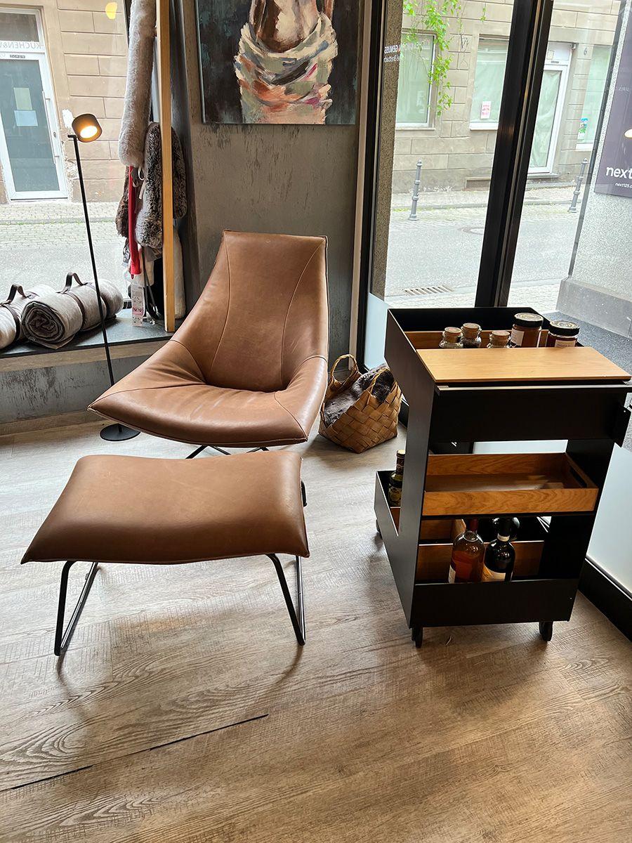 Jess Lounge-Sessel neben Kaminofen in der Ausstellung Andernach
