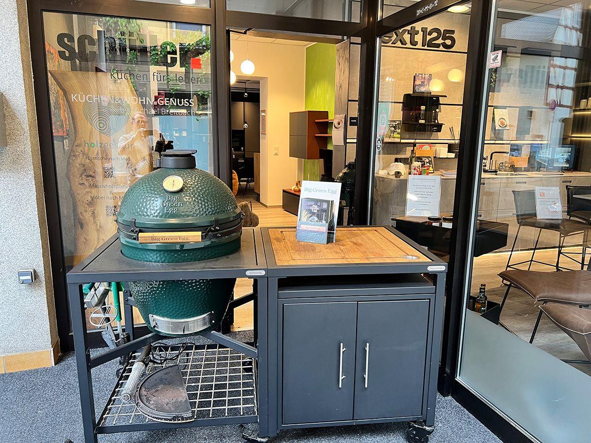 Big Green Egg Keramikgrill in der Ausstellung von KUECHEN und WOHN.GENUSS Andernach