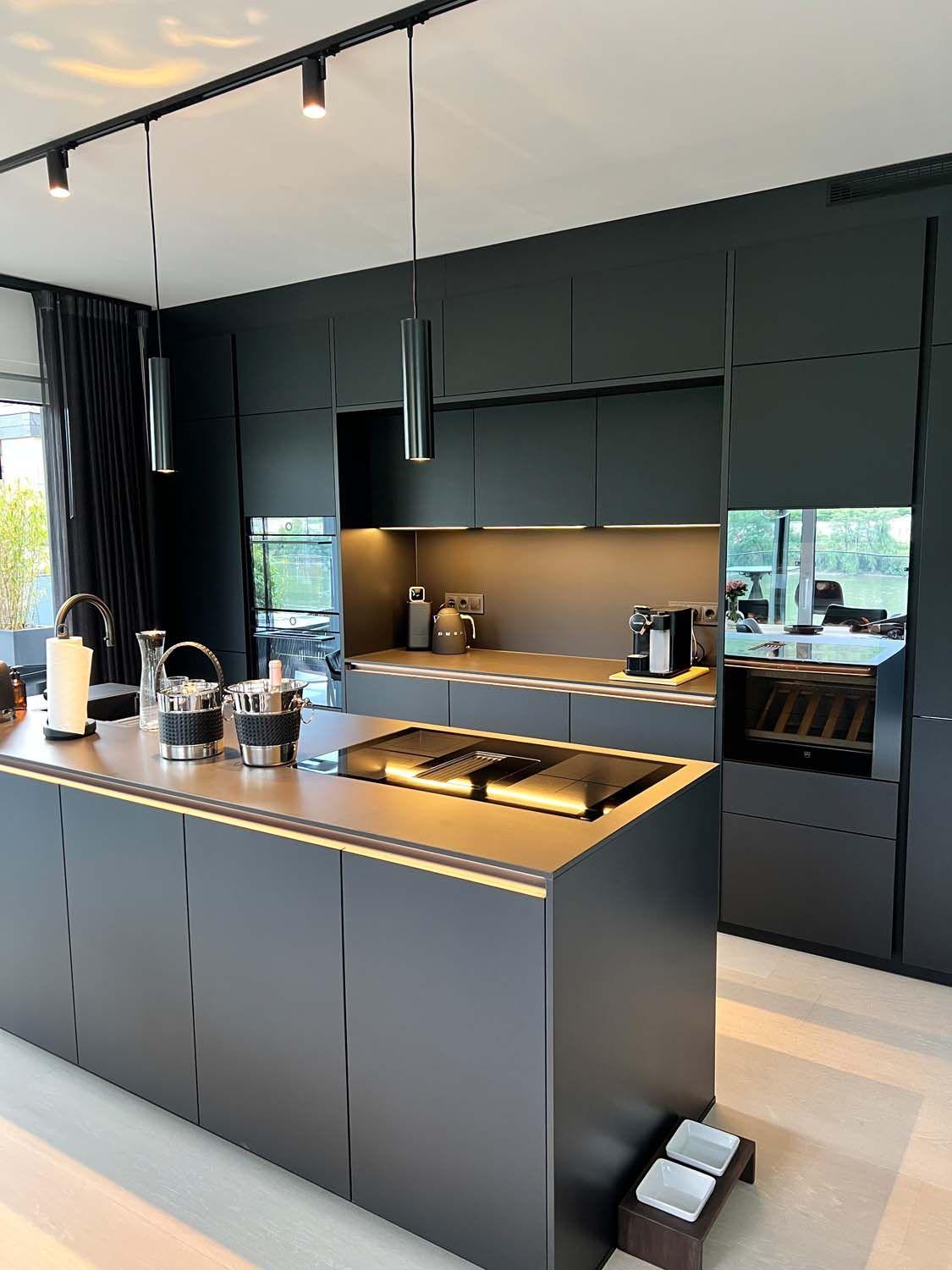 1 Schüller Küche in Lavaschwarz -Küchenstudio Andernach.jpg