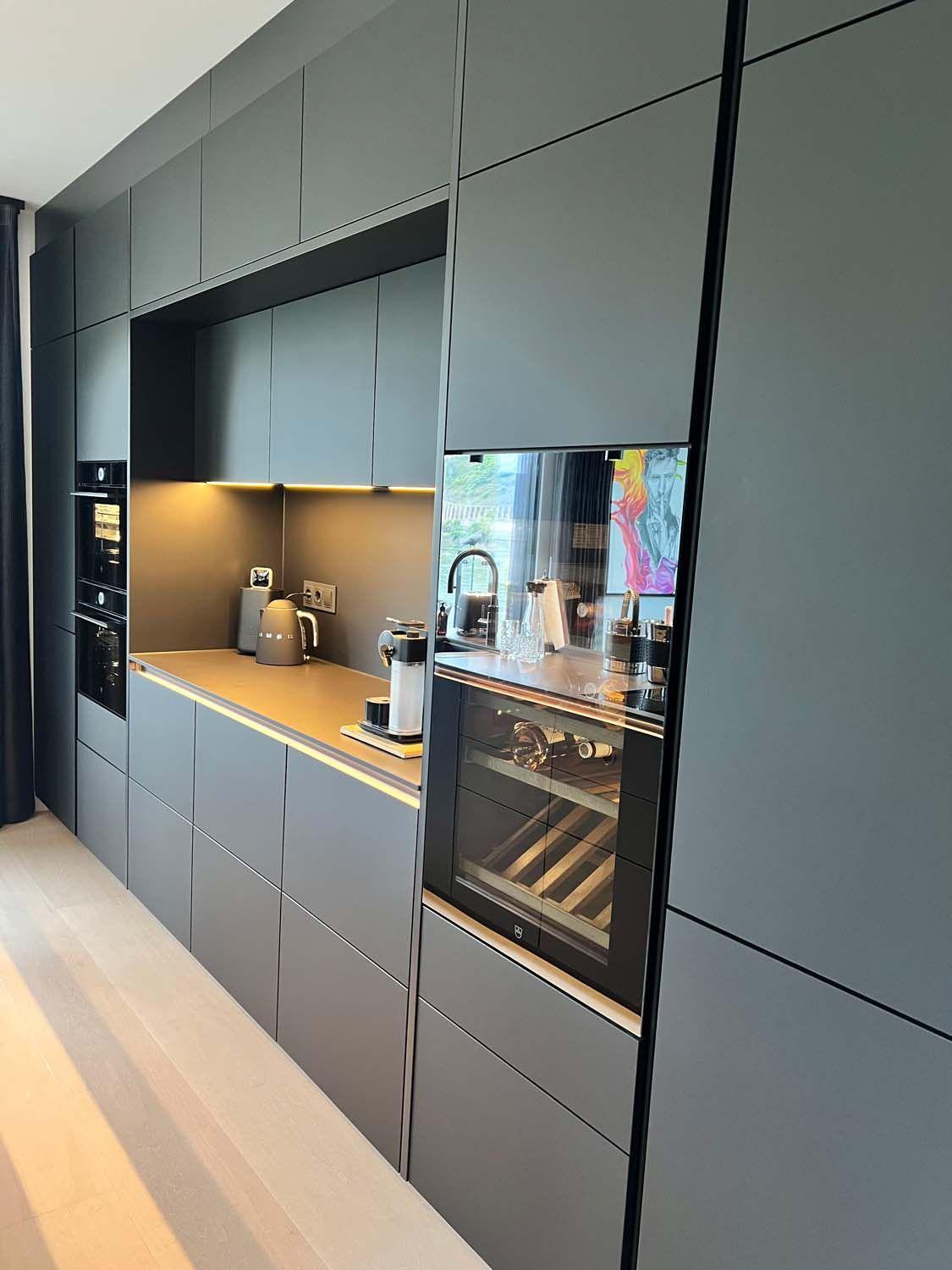 3 Schüller Küche mit V-ZUG-Geräten Weinkühlschrank, CombisSteamer und Combair - Küchenstudio Andernach.jpg