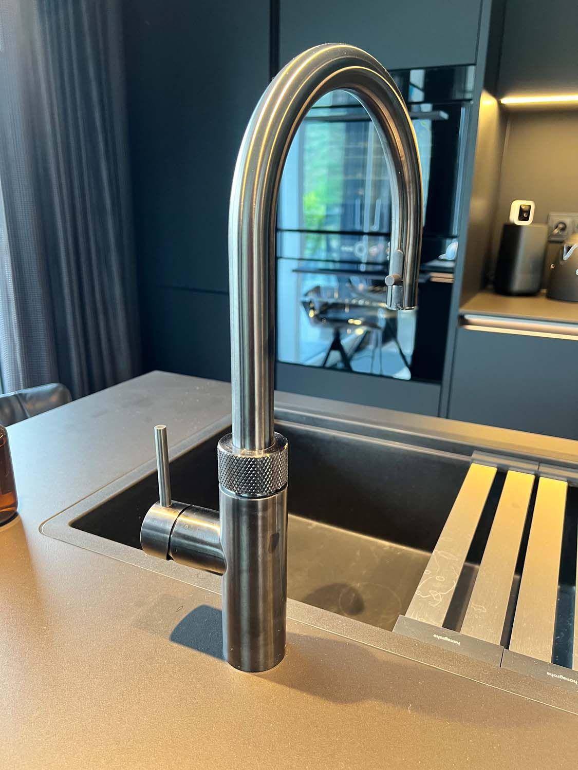 5 Quooker Armatur mit Heißwasser und Sprudelwasser - Küchenstudio Andernach.jpg