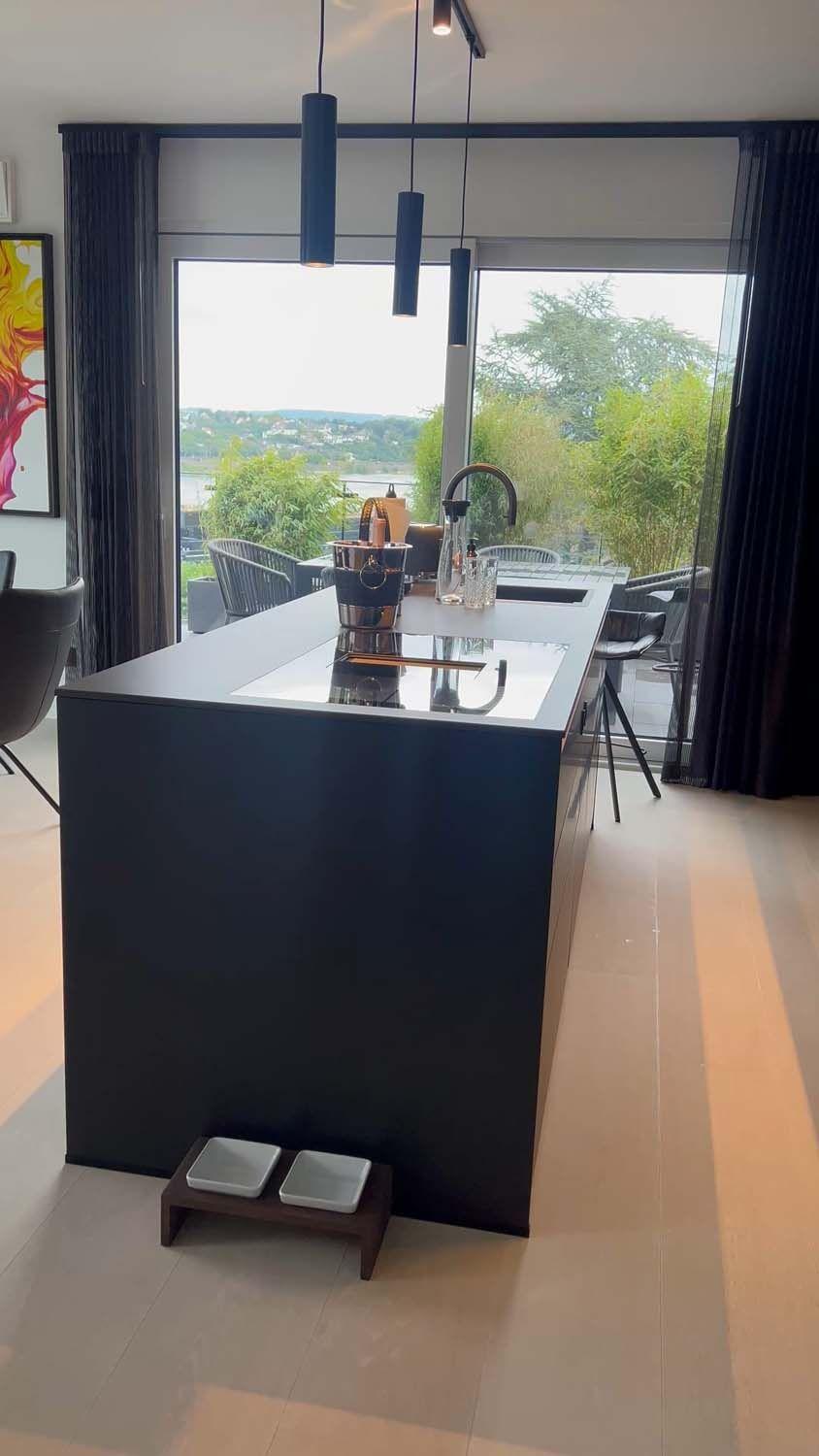 6 Ein Rundumblick der von Michael Breitbach realisierten Küche in Andernach.jpg
