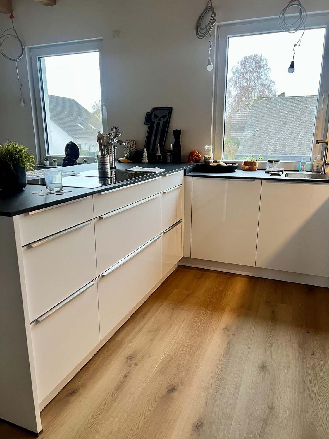 6 kuechendetail-holzoptik-arbeitsplatte-andernach.jpg