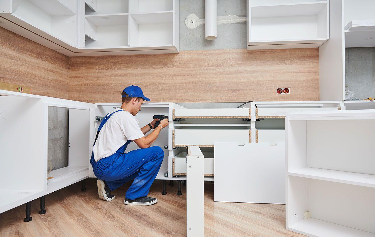Handwerker-montiert-Kueche_AdobeStock_496108987_komprimiert.jpg
