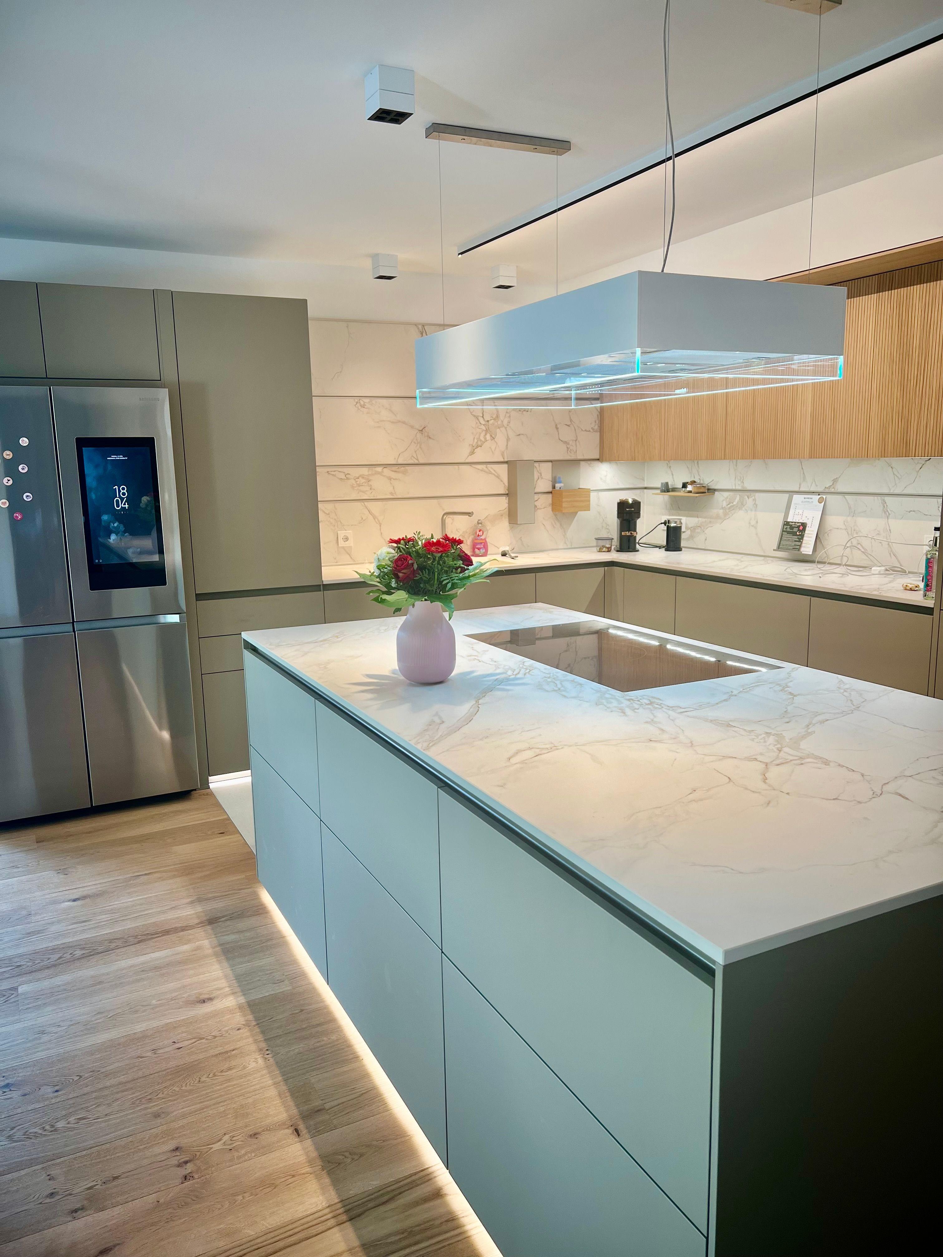 Moderner Side-by-Side Kühlschrank mit Ice-Maker in einer next125 Designküche.